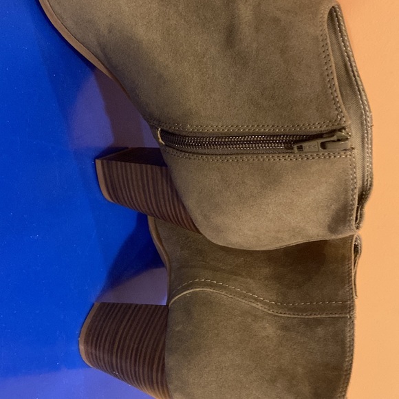 Boots - Picture 2 of 8